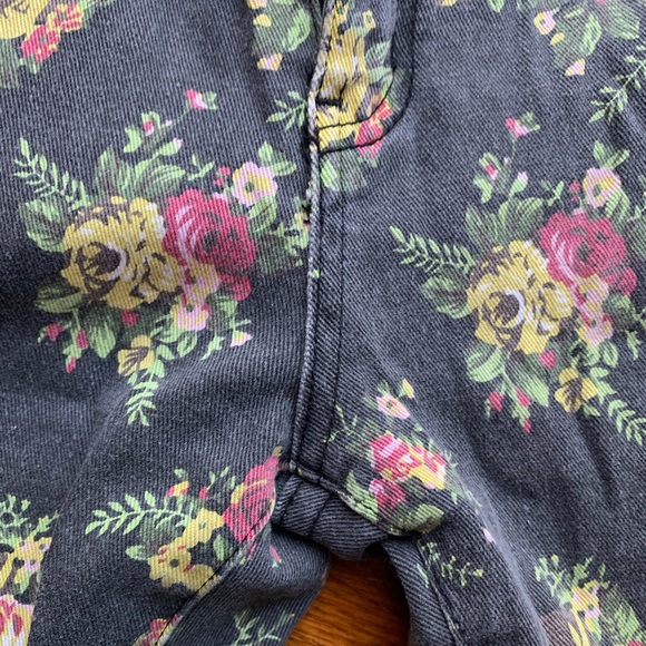 Forever 21 | Floral Patterned Gray Jeans | Size 8 - Picture 4 of 13